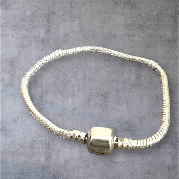 Silver bangle bracelet with rounded clasp & stamped .925 - Picture 2 of 8